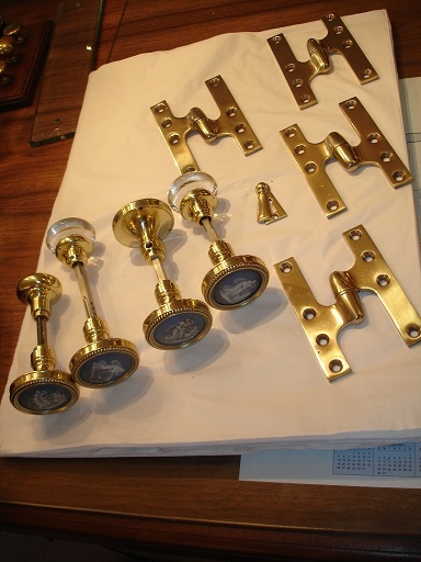 wedgewood-knob-bullet-hinge21
